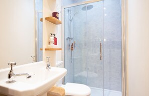 Combined shower/bathtub, hair dryer, towels, toilet paper - THE CRAFTSMAN'S COTTAGE - A spacious 4 bedroom townhouse in the heart of Alnwick (Alnwick)