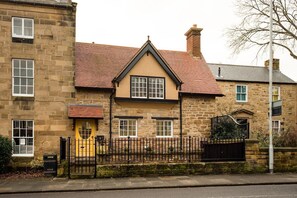 Exterior - THE CRAFTSMAN'S COTTAGE - A spacious 4 bedroom townhouse in the heart of Alnwick (Alnwick)