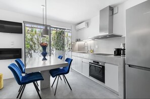 Fridge, oven, stovetop, coffee/tea maker