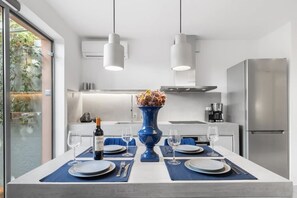 Kühlschrank, Ofen, Herdplatte, Wasserkocher mit Kaffee-/Teezubehör