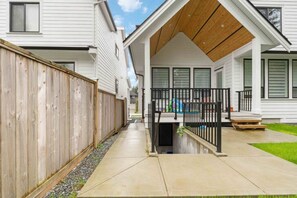 Children’s area - 2BD lovely suite in Surrey (Surrey)