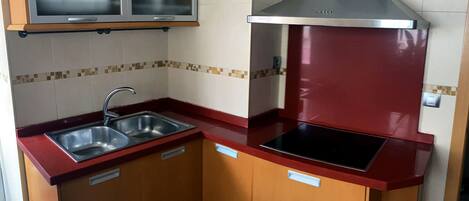 Een microgolfoven, een oven, een kookplaat