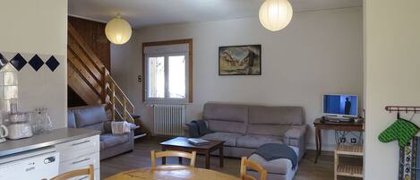 Tv, bordtennisbord, bøger