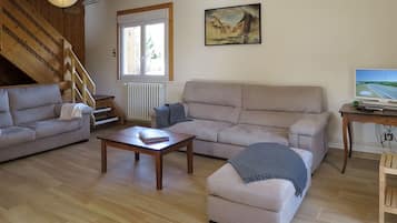 Télévision, table de tennis de table, livres