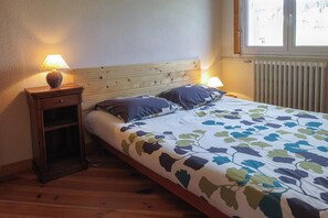 5 bedrooms, iron/ironing board, free WiFi