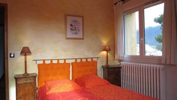 5 bedrooms, iron/ironing board, free WiFi