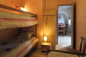 3 bedrooms, iron/ironing board, free WiFi