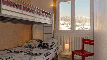 1 slaapkamer, een strijkplank/strijkijzer, reisbedje, gratis wifi