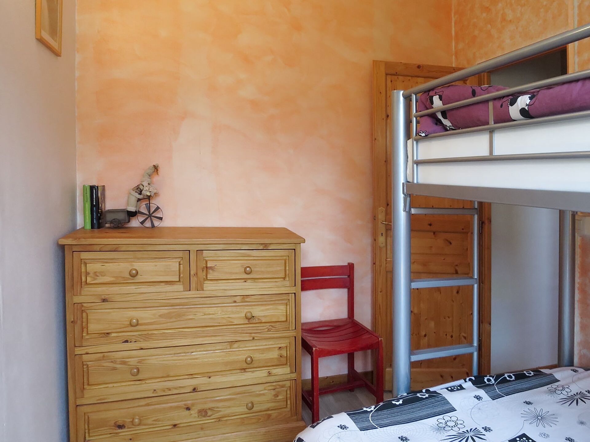1 slaapkamer, een strijkplank/strijkijzer, reisbedje, gratis wifi