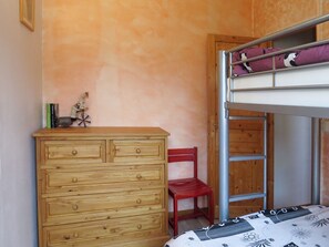 1 bedroom, iron/ironing board, travel cot, free WiFi