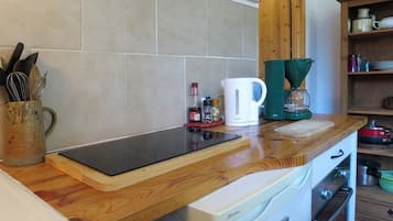 Een koelkast, een microgolfoven, een oven