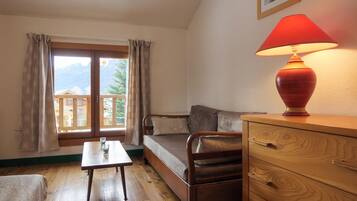 Televisie, een tafeltennistafel en boeken