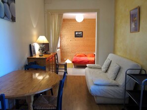 Télévision, table de tennis de table, livres