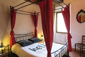 3 quartos, ferros/tábuas de passar roupa, berço de viagem, roupa de cama