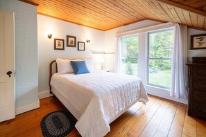 3 bedrooms, iron/ironing board, free WiFi, bed sheets - Stylish Retreat Near the Heart of Saugatuck (Saugatuck)