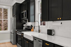 Fridge, microwave, stovetop, dishwasher