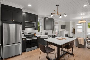 Refrigerador, microondas, parrilla de estufa y lavavajillas 