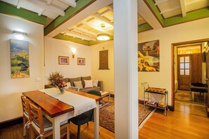 Habitación de lujo doble | Zona de estar | Smart TV de 28 pulgadas con canales por cable