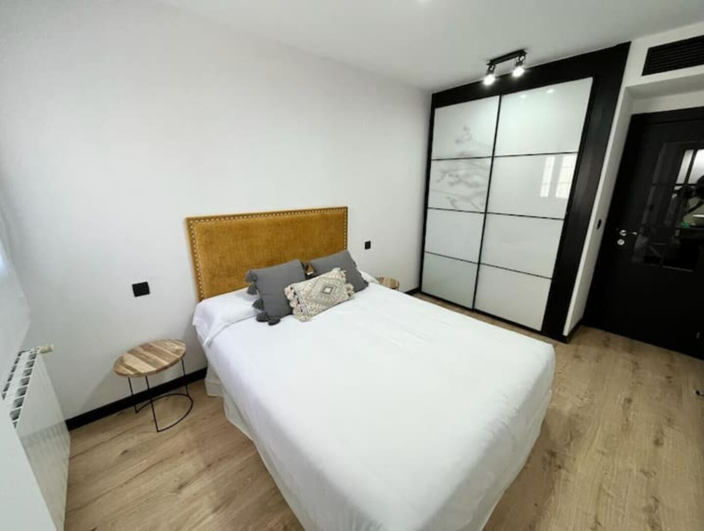 2 habitaciones, escritorio y tabla de planchar con plancha 