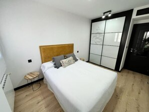 2 dormitorios, escritorio, tabla de planchar con plancha