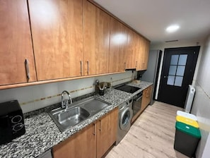 Fridge, oven, stovetop, dishwasher