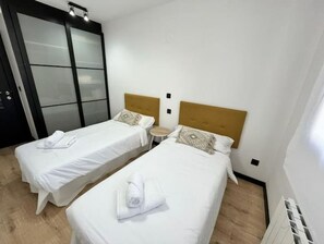 2 chambres, bureau, fer et planche à repasser
