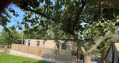 Pet/Dog Friendly Rural Lodge, with Fenced Garden Area, Nr Beaches, Woodlands