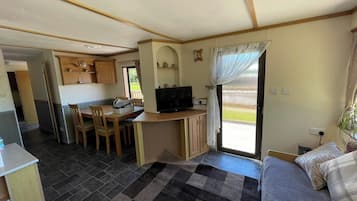 Smart TV, fireplace, DVD player