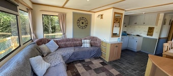 Pet/Dog Friendly Rural Lodge, with Fenced Garden Area, Nr Beaches, Woodlands