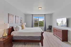3 Schlafzimmer, Schreibtisch, Bügeleisen/Bügelbrett, Reisekinderbett