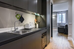 Comfort Apartment | Private kitchen | Full-sized fridge, microwave, oven, stovetop - Dimora Santa Croce by Mmega (Florence)