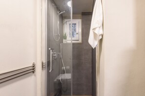 Comfort-Apartment | Badezimmer | Dusche, Haartrockner, Handtücher, Shampoo