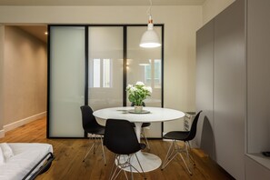 Comfort-Apartment | Wohnbereich | 40-Zoll-Flachbildfernseher mit Digitalempfang, Fernseher