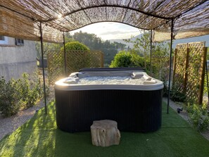 Bain à remous extérieur