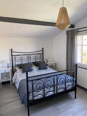 2 chambres, fer et planche à repasser, Wi-Fi, draps fournis