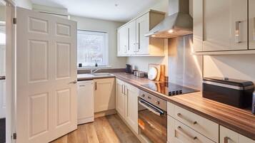 Jääkaappi, mikroaaltouuni, uuni, liesi