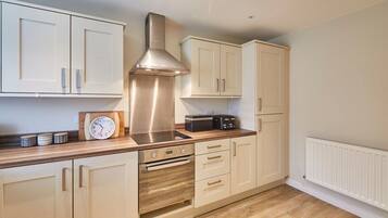 Jääkaappi, mikroaaltouuni, uuni, liesi