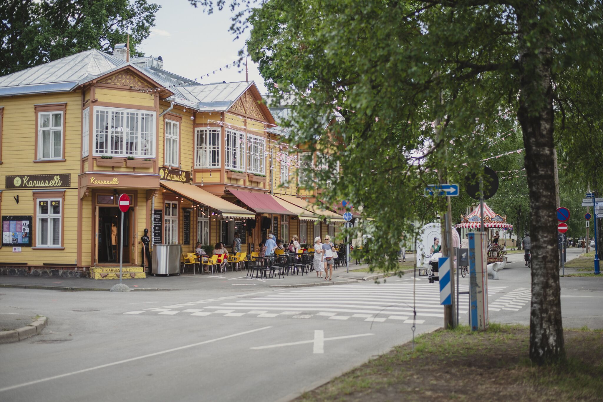A yellow building with a sign reading "Karussell".