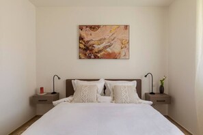 1 chambre, bureau, système d’insonorisation, fer et planche à repasser