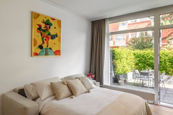 1 chambre, bureau, système d’insonorisation, fer et planche à repasser