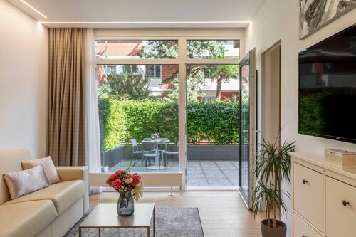 Wonderful lake side apartment - Free parking