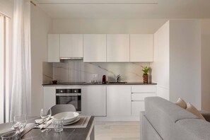 Réfrigérateur, un four, surface de cuisson, lave-vaisselle