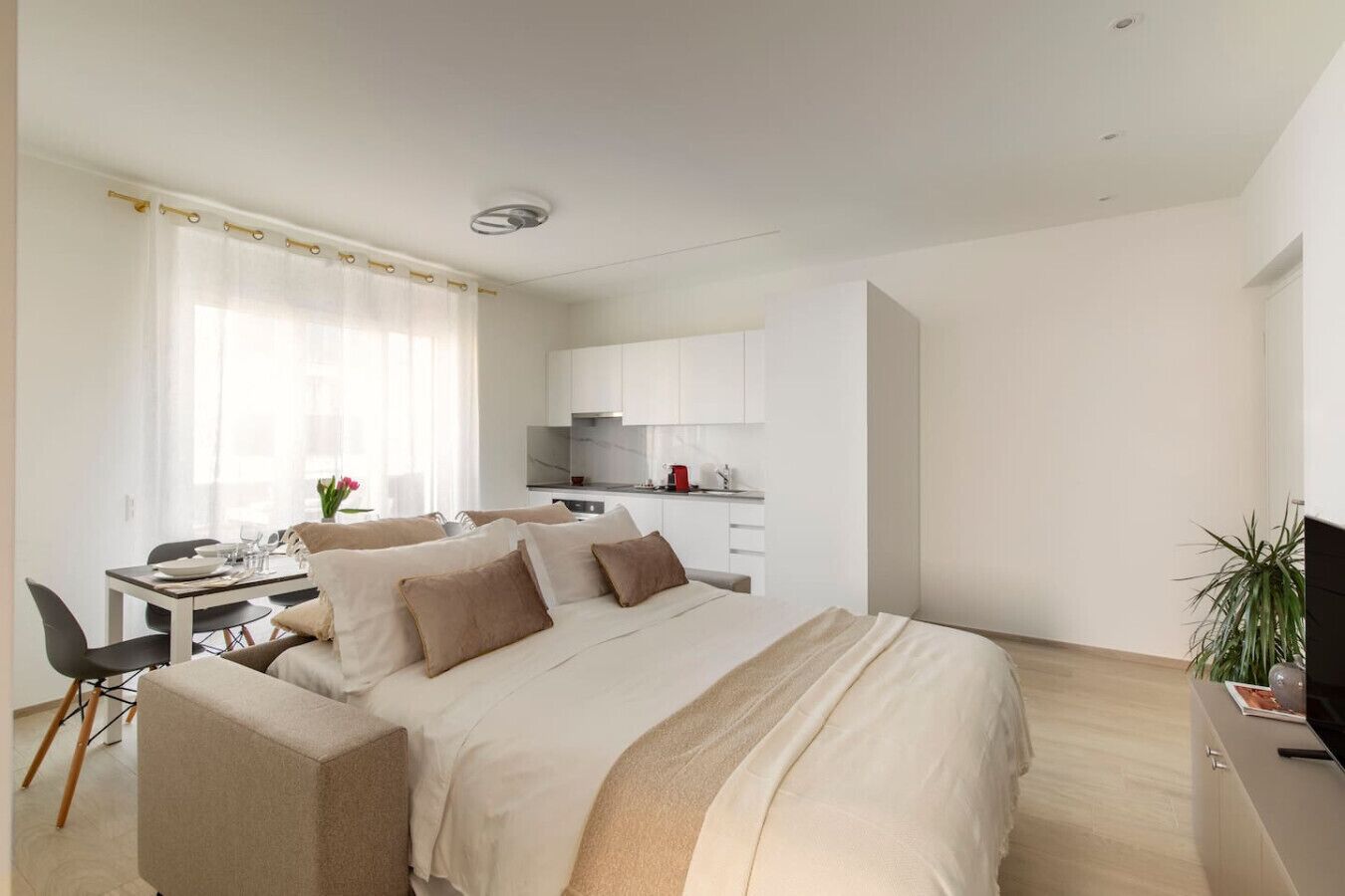 1 camera, una scrivania, ferro/asse da stiro, culla da viaggio