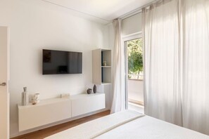 1 soverom, skrivebord, strykejern/-brett og reiseseng for barn