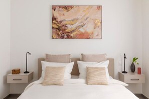 1 chambre, bureau, fer et planche à repasser, lit de bébé portatif