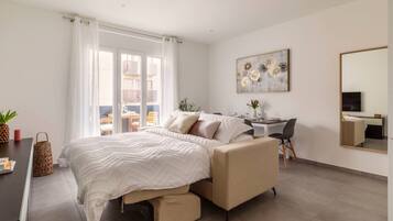 1 makuuhuone, työpöytä, silitysrauta/-lauta, vauvan matkasänky