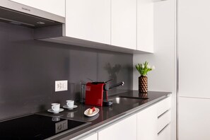 Kühlschrank, Mikrowelle, Ofen, Herdplatte