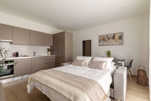 1 habitación, escritorio, tabla de planchar con plancha y cuna de viaje 