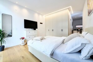 1 habitación, escritorio, tabla de planchar con plancha y wifi 