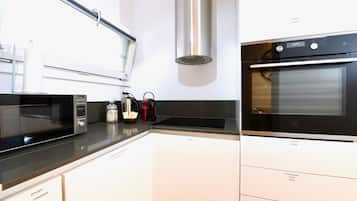 KĂŒhlschrank, Mikrowelle, Ofen, Herdplatte